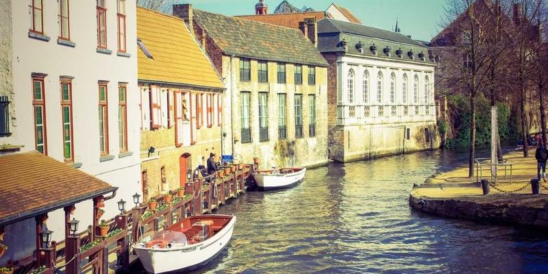 韩溪山时空漫游：解码古道碑刻的千年密语，邂逅赛博茶具的奇幻传说